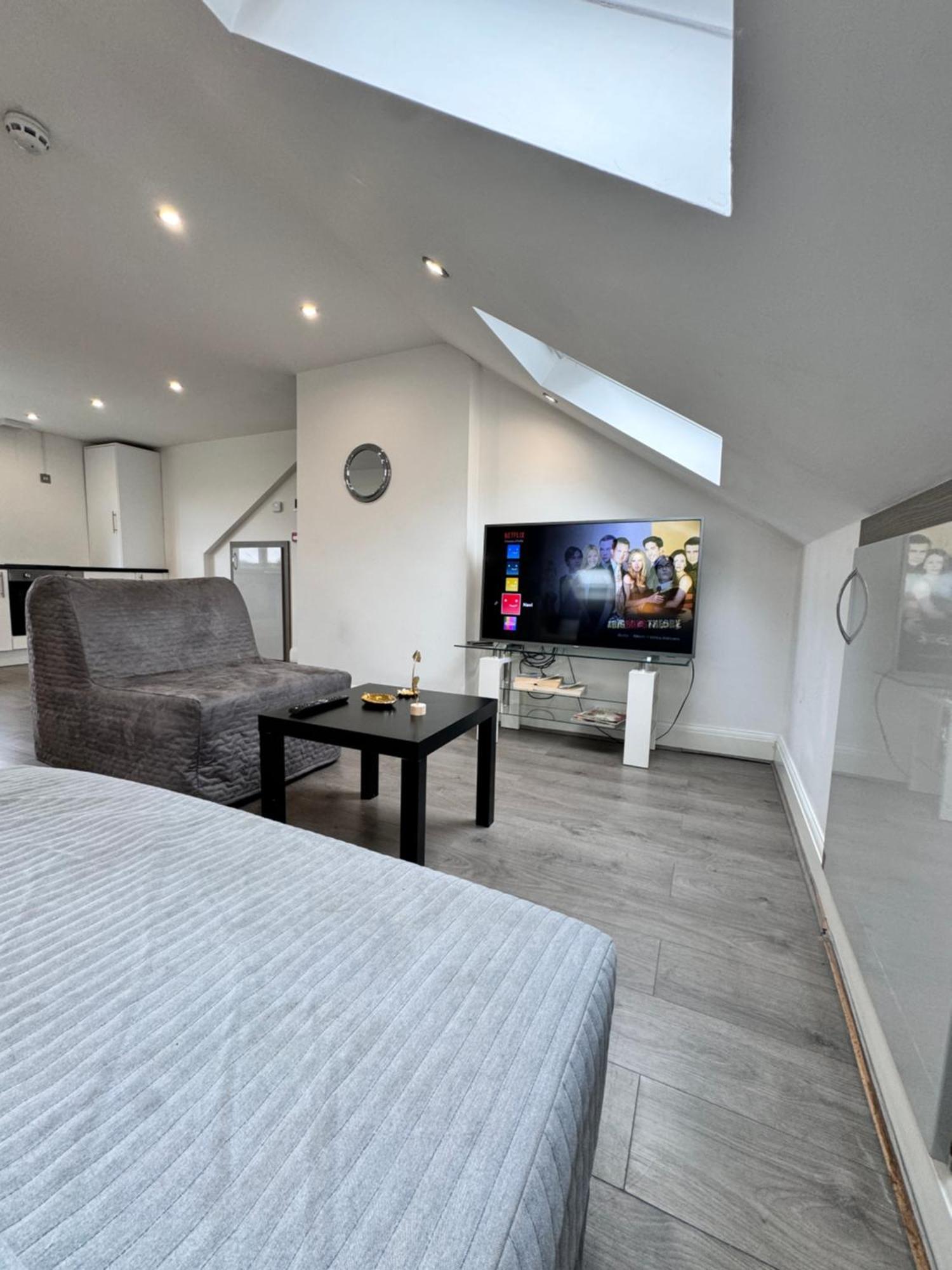 Hatton Apartments Heathrow Airport- Free Parking-Free Underground To And From Heathrow Airport Hatton Cross See Picture-See London Fast Hatton Cross To Central London 30Min Extérieur photo
