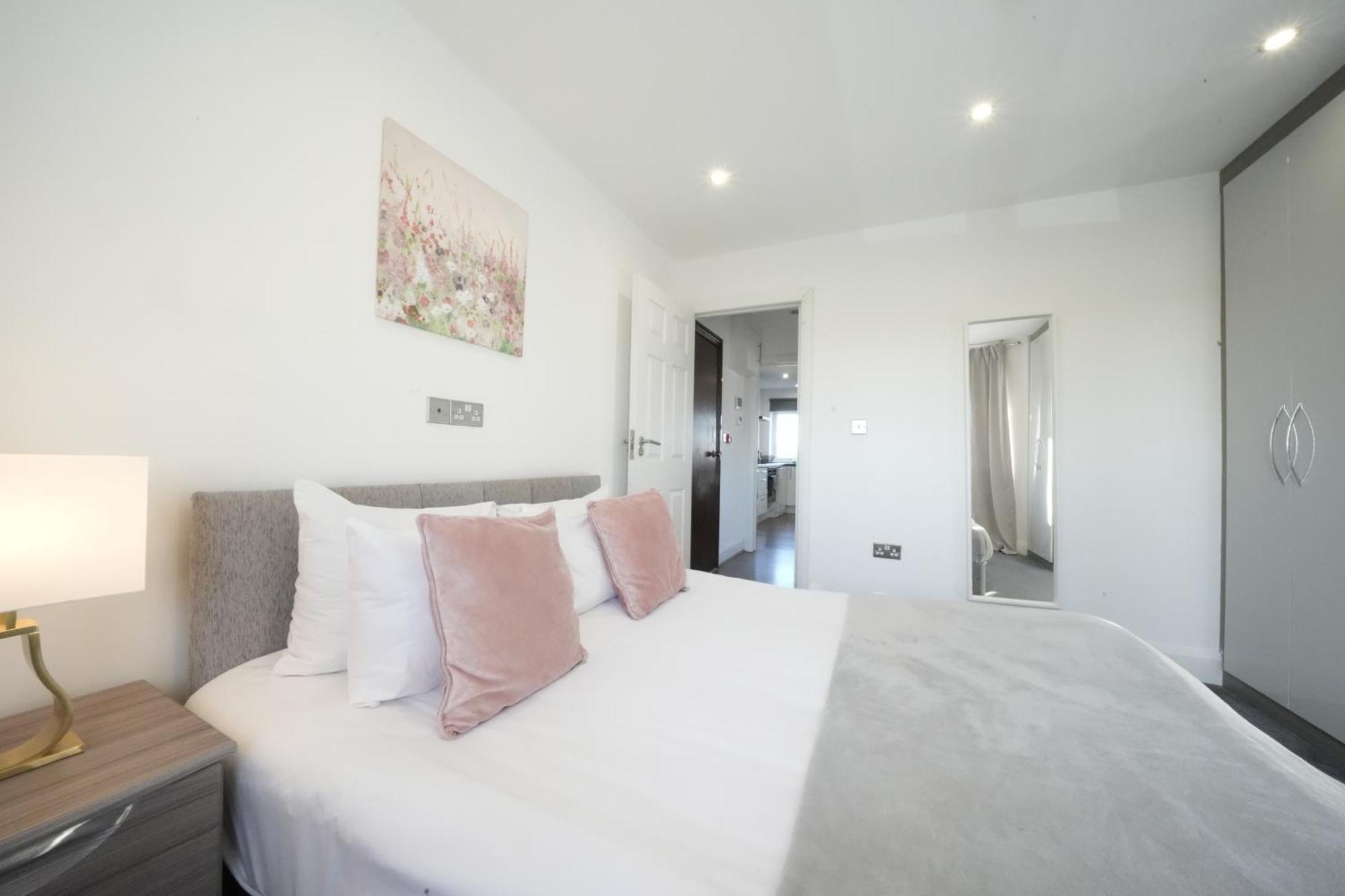 Hatton Apartments Heathrow Airport- Free Parking-Free Underground To And From Heathrow Airport Hatton Cross See Picture-See London Fast Hatton Cross To Central London 30Min Extérieur photo