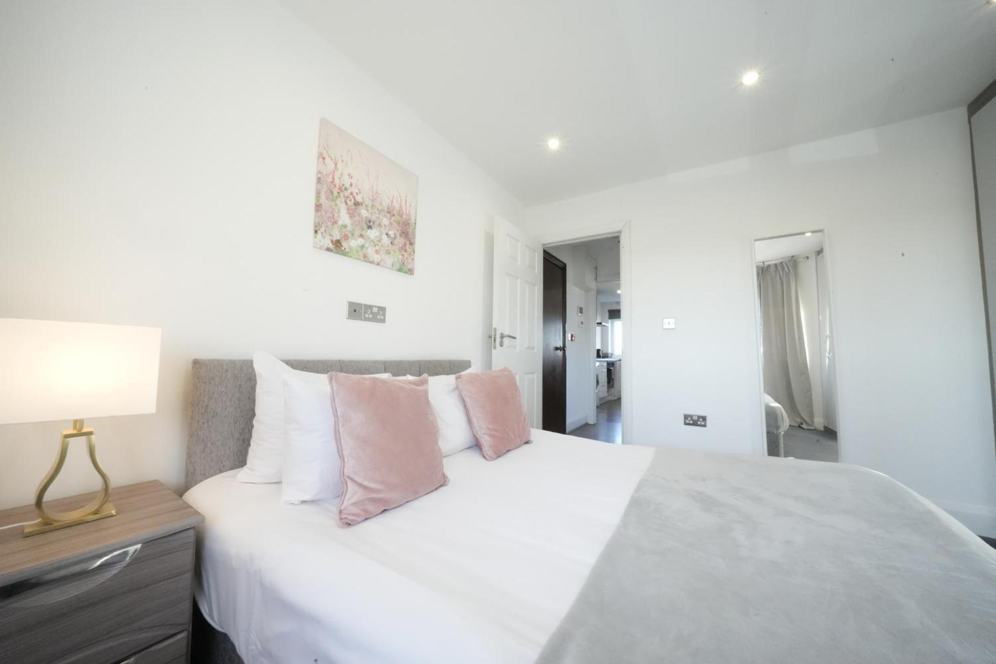 Hatton Apartments Heathrow Airport- Free Parking-Free Underground To And From Heathrow Airport Hatton Cross See Picture-See London Fast Hatton Cross To Central London 30Min Extérieur photo